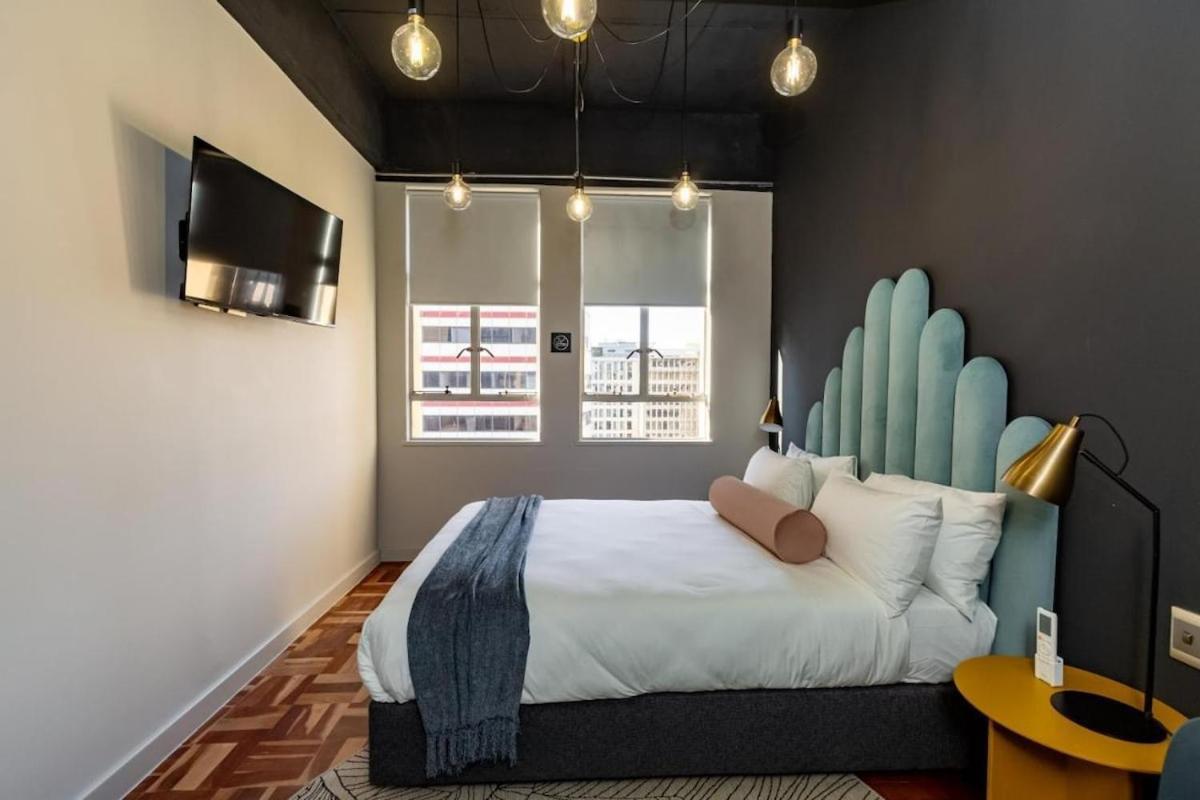 Black Brick Foreshore Apartment *